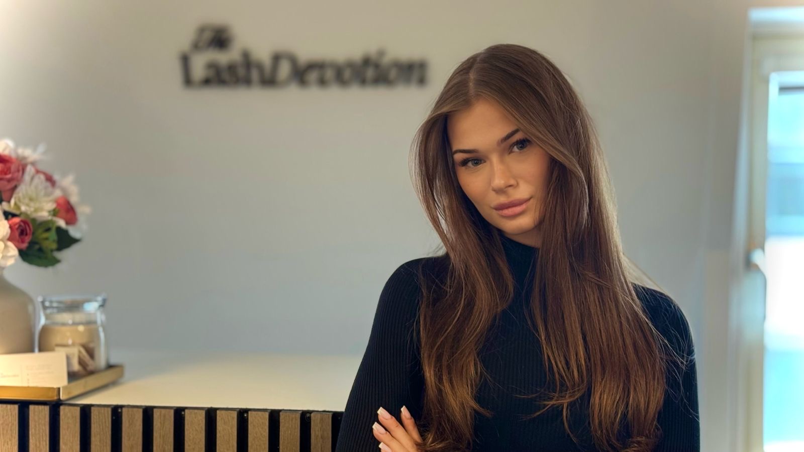 Grundaren av The Lash Devotion i salongen