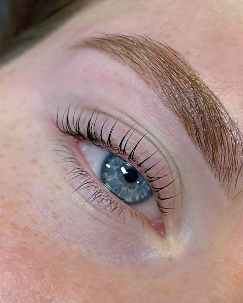 Koreansk lashlift med böjda naturliga fransar och formade ögonbryn